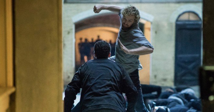 Photo de la série Iron Fist avec Finn Jones en plein combat