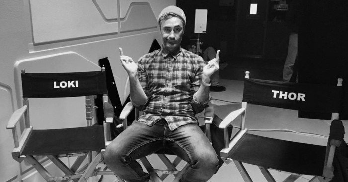 Photo du tournage de Thor: Ragnarok avec Taika Waititi faisant un fuck à Thor et Loki
