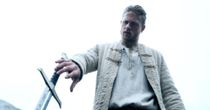 Photo du film Le Roi Arthur: La Légende d'Excalibur avec Charlie Hunnam sur le point de s'emparer d'Excalibur