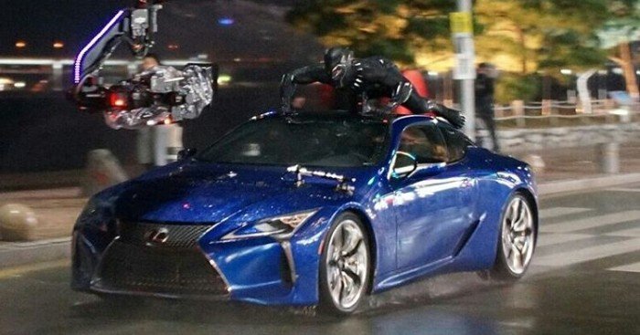Photo du tournage en Corée du Sud de Black Panther avec Black Panther sur le toit d'une voiture