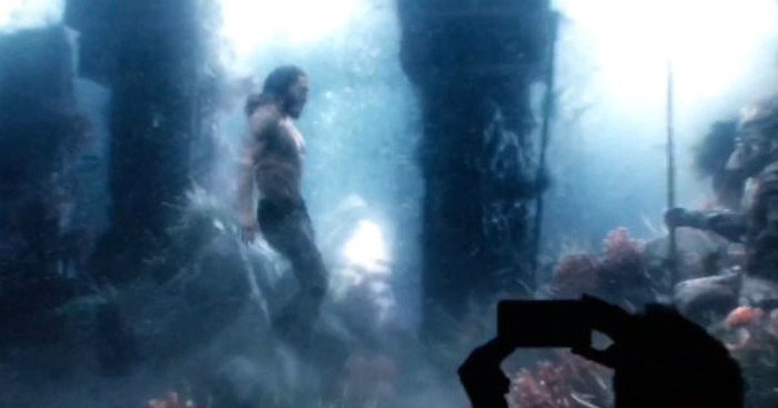 Photo d'un test footage avec Aquaman sous l'eau pour le film Justice League