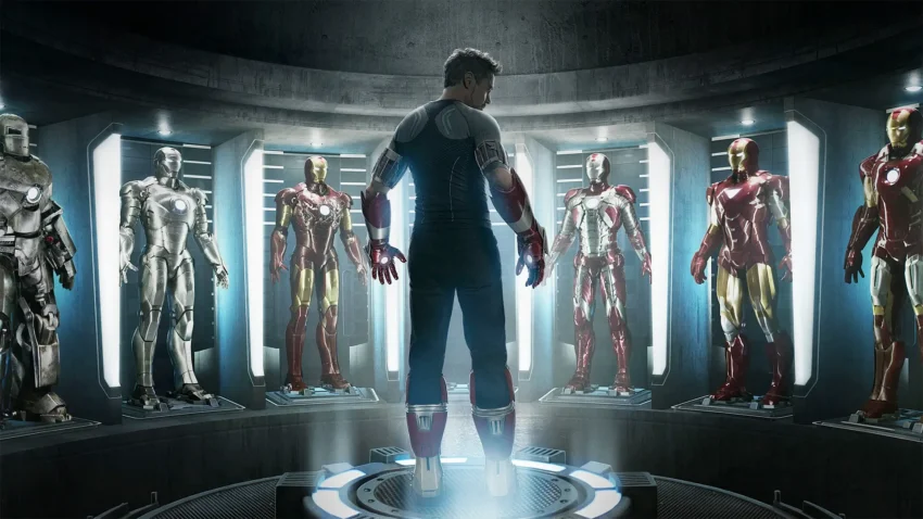 Bannière du film Iron Man 3 réalisé par Shane Black avec Robert Downey Jr. (Tony Stark / Iron Man) devant ses armures.