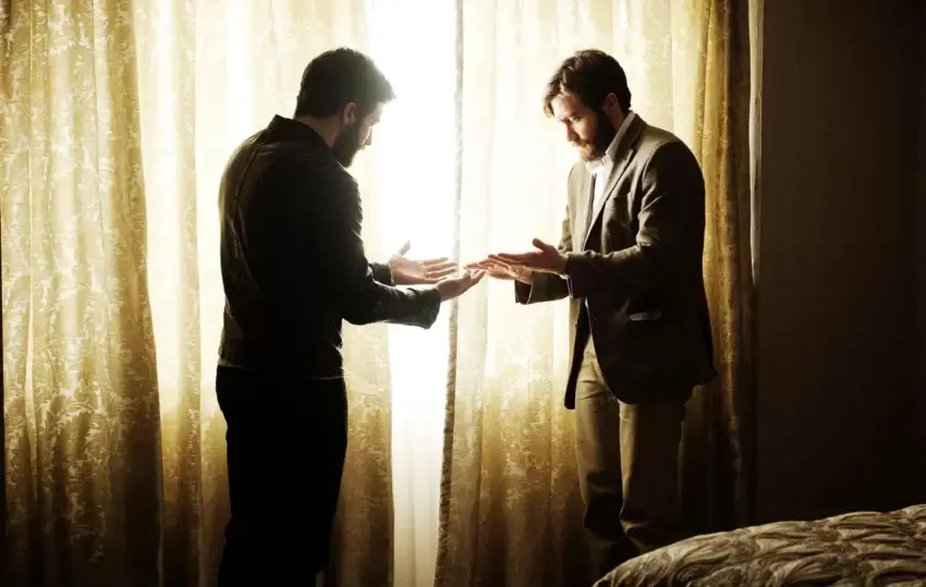 Photo du film Enemy réalisé par Denis Villeneuve avec Jake Gyllenhaal face à Jake Gyllenhaal.