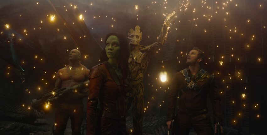 Photo Les Gardiens de la Galaxie avec Groot en train d'illuminer la pièce