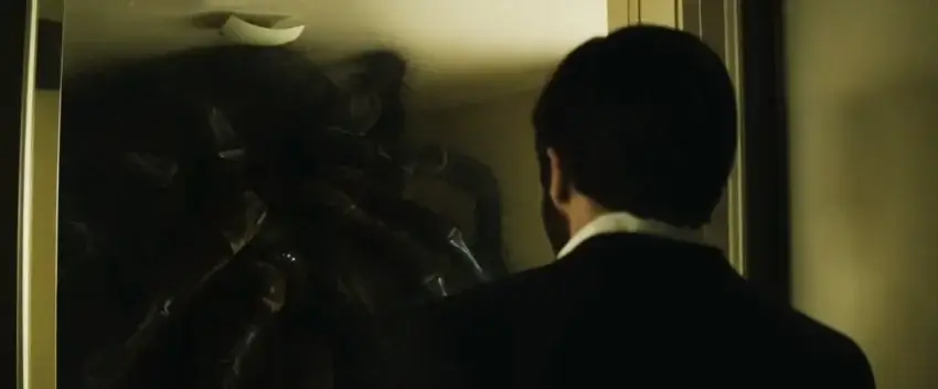 Photo du film Enemy réalisé par Denis Villeneuve avec Jake Gyllenhaal face à une araignée géante.