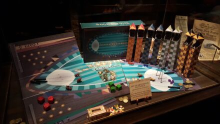 Photo d'Harry Potter : L'exposition à la Cité du cinéma avec un jeu de Quidditch de table