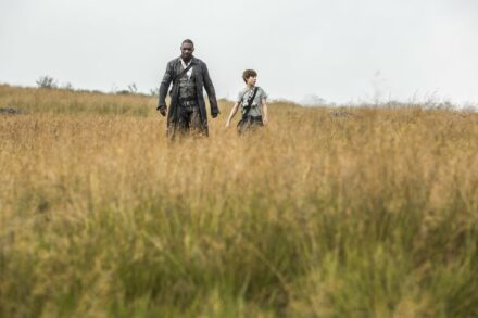 Photo de La Tour Sombre avec Idris Elba et Tom Taylor dans un champ