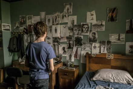 Photo de La Tour Sombre avec Tom Taylor dans sa chambre