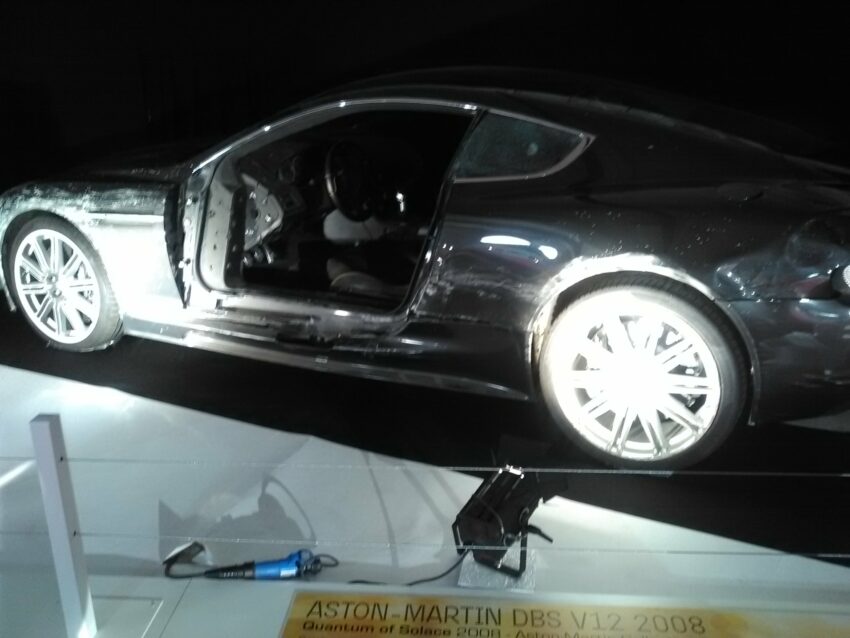 Photo d'une voiture de James Bond, l'Aston Martin DBS V12 2008