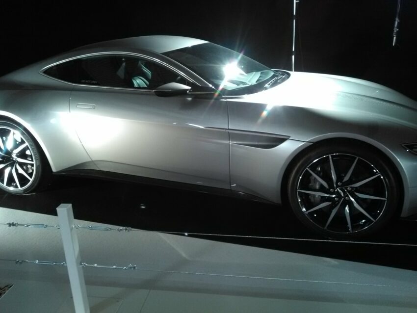 Photo de côté d'une voiture de James Bond, l'Aston Martin DB 10 2014
