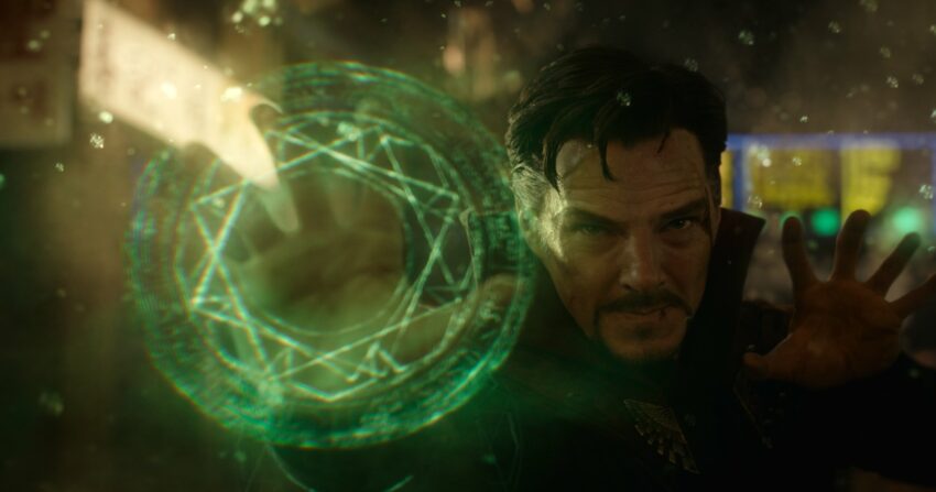 Photo de Doctor Strange montrant les pouvoirs de l’œil d'Agamotto