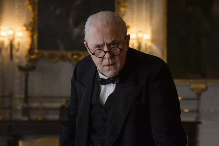 Photo de la saison 1 de The Crown avec John Lithgow