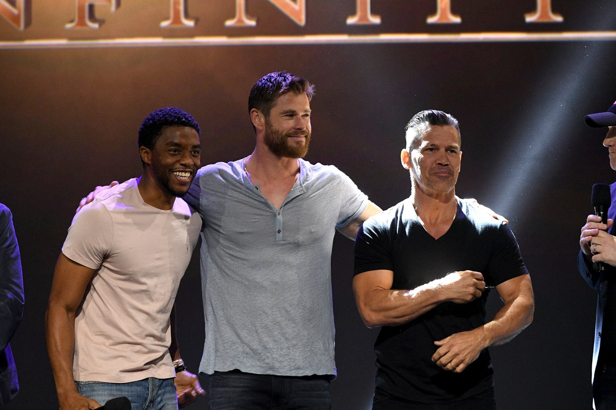 Photo du film Avengers: Infinity War au D23 2017 avec Black Panther, Thor et Thanos