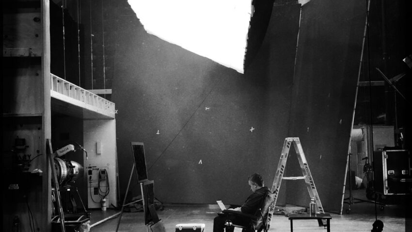 Photo du tournage du film Avengers 4 diffusée par les frères Russo avec la légende : "Look hard..."