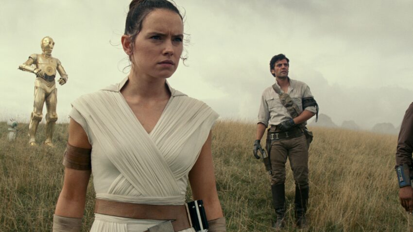 Photo du film Star Wars: The Rise of Skywalker avec, de gauche à droite, Chewbacca (Joonas Suotamo), BB-8, D-O, Rey (Daisy Ridley), Poe Dameron (Oscar Isaac) et Finn (John Boyega)