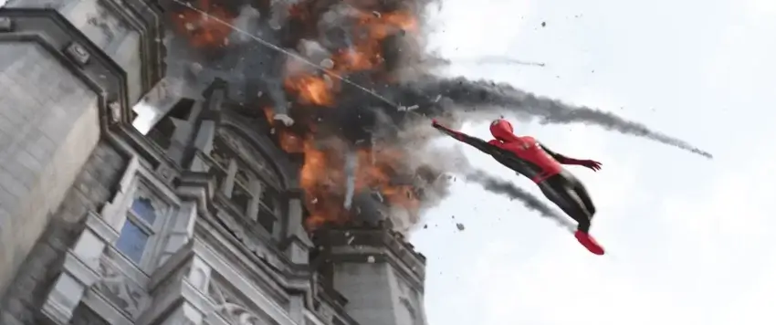 Photo du film Spider-Man: Far From Home avec Tom Holland en train de tisser sa toile toile à Londres.