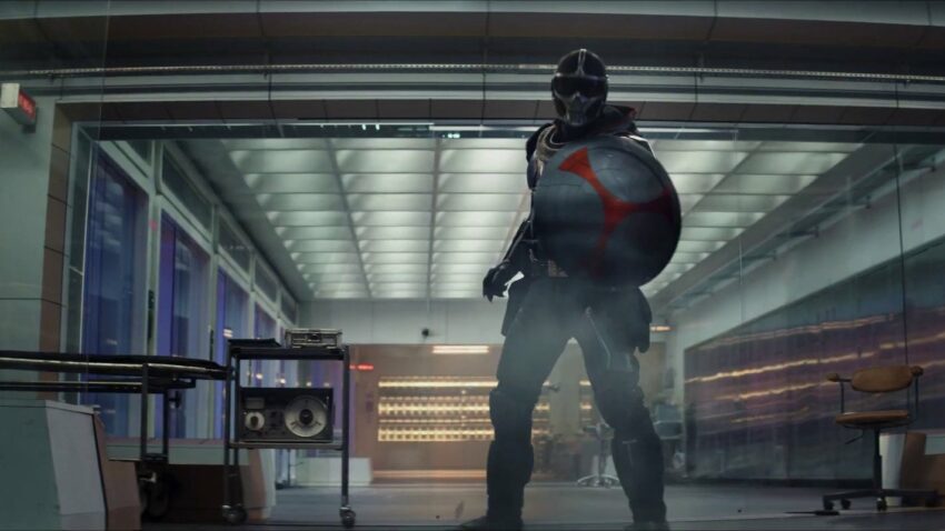 Photo pour le film Black Widow réalisé par Cate Shortland, avec Taskmaster équipé de son bouclier