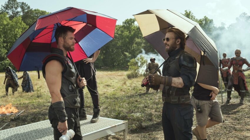 Photo du tournage du film Avengers: Infinity War présentant Thor et Captain America sous des parapluies