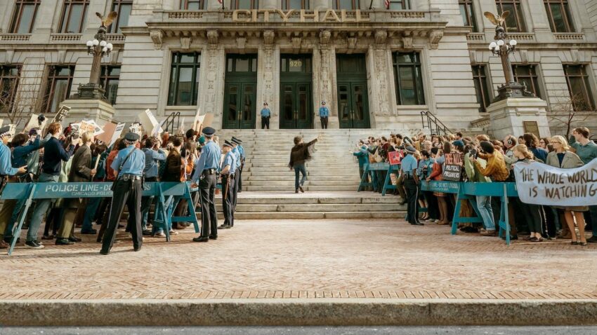 Bannière du film Netflix, Les Sept de Chicago, écrit et réalisé par Aaron Sorkin avec Sacha Baron Cohen, Eddie Redmayne, Yahya Abdul-Mateen II, Jeremy Strong, Mark Rylance, Joseph Gordon-Levitt, Michael Keaton, Frank Langella
