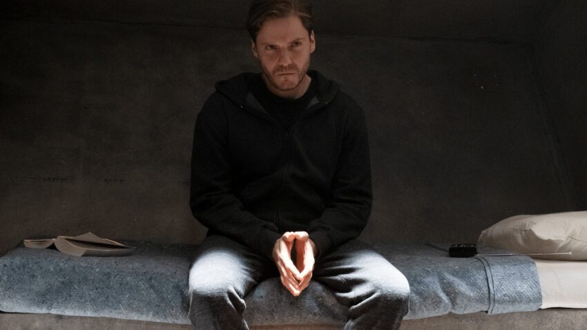 Photo du troisième épisode de la série Marvel Studios, Falcon et le Soldat de l’Hiver, créée par Malcolm Spellman avec le Baron Zemo (Daniel Brühl)