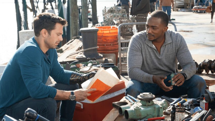 Photo du cinquième épisode de la série Marvel Studios, Falcon et le Soldat de l’Hiver, créée par Malcolm Spellman avec Bucky Barnes (Sebastian Stan) et Sam Wilson (Anthony Mackie)