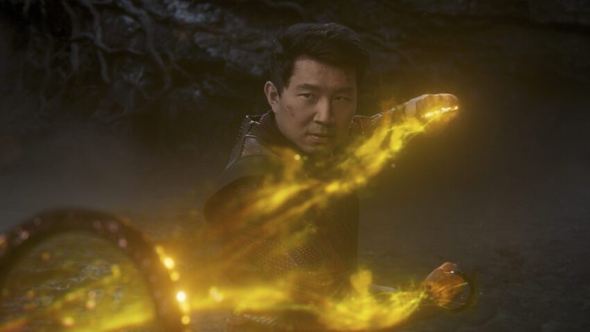 Photo du film Shang-Chi et la Légende des Dix Anneaux (Shang-Chi and the Legend of the Ten Rings en VO) réalisé par Destin Daniel Cretton avec Simu Liu en plein combat