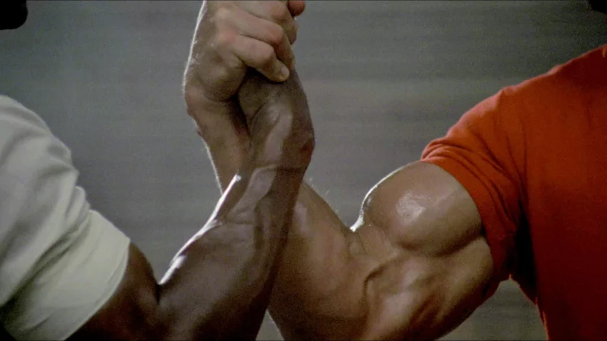 Photo de la poignée de mains dans le film Predator (1987).