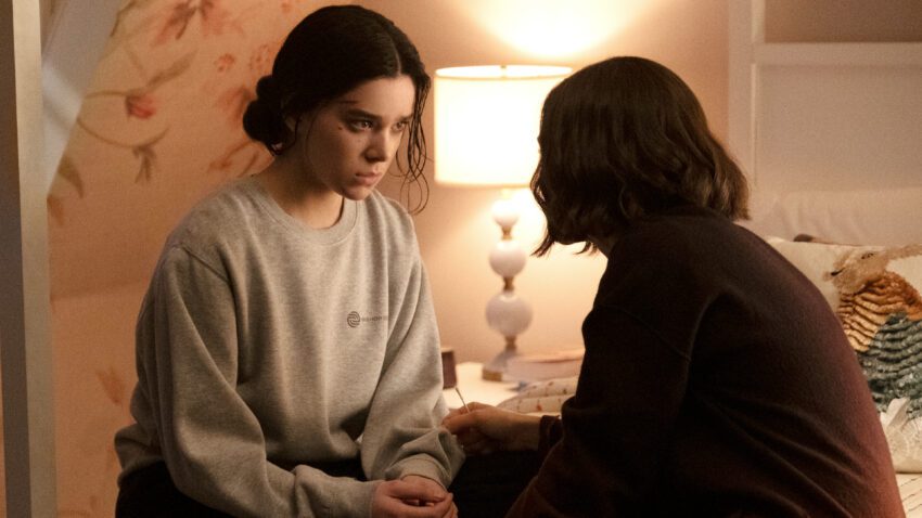 Photo du cinquième épisode de la série Hawkeye créée par Jonathan Igla avec Hailee Steinfeld et Vera Farmiga