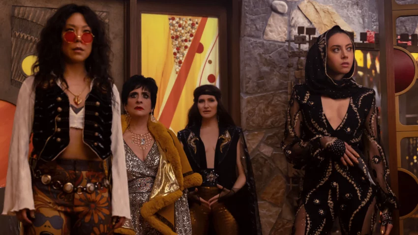 Photo de l'épisode 4 de la mini-série Agatha All Along, « Loin de la maison, écoute ma chanson ».